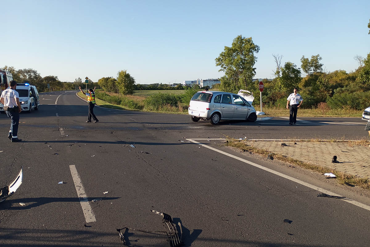 Kamion és személyautó ütközött Gyulán