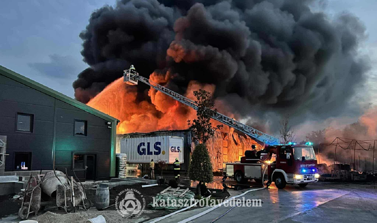 Óriási tűz pusztított Mezőhegyesen: hatvan tűzoltó küzdött a lángokkal