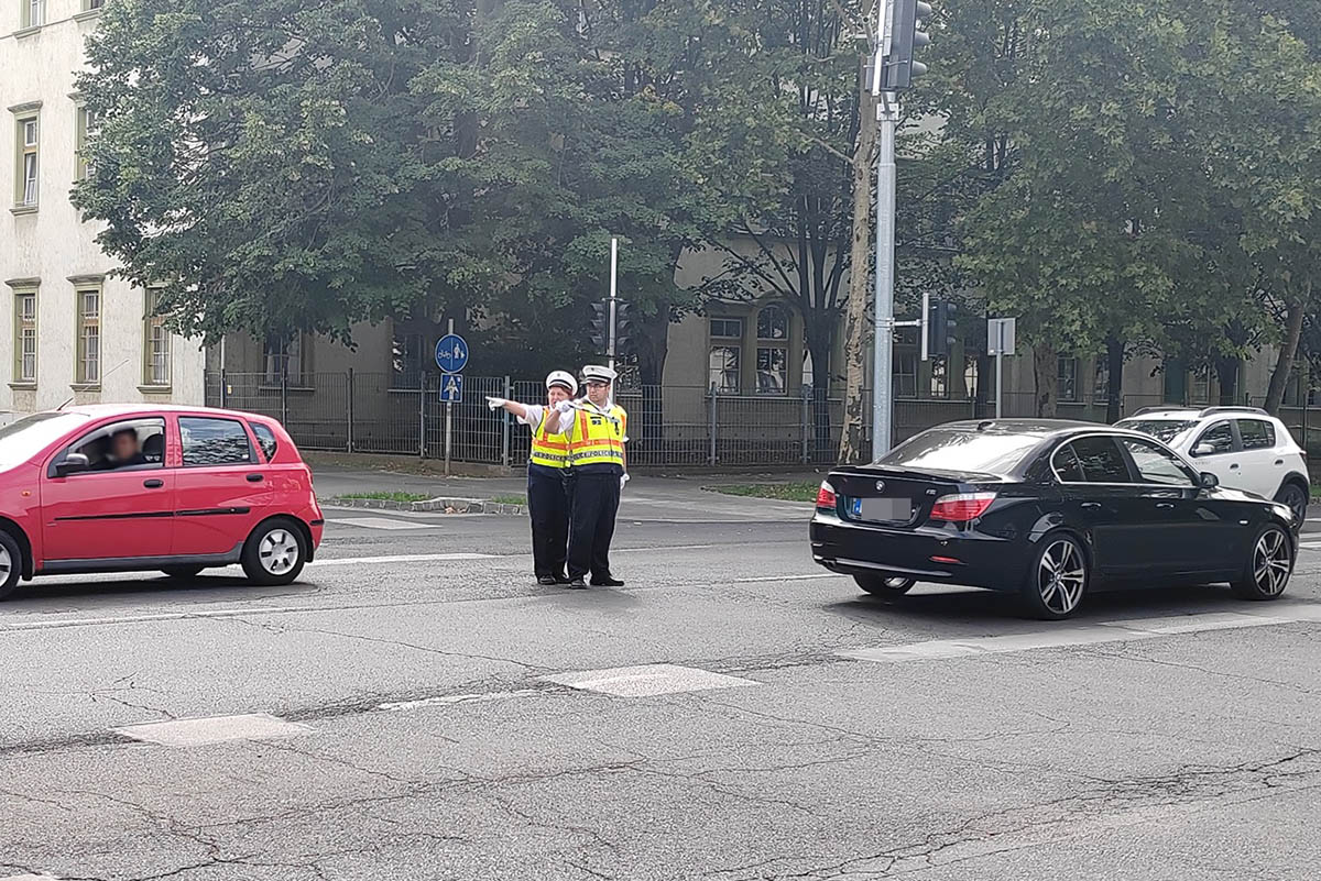 Nagy a hiányosság: sok autós nincs tisztában a rendőri karjelzésekkel Békéscsabán