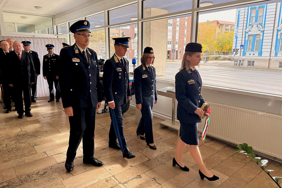 Elhunyt kollégáikra emlékeztek a Békés vármegyei rendőrök és rendőrségi dolgozók