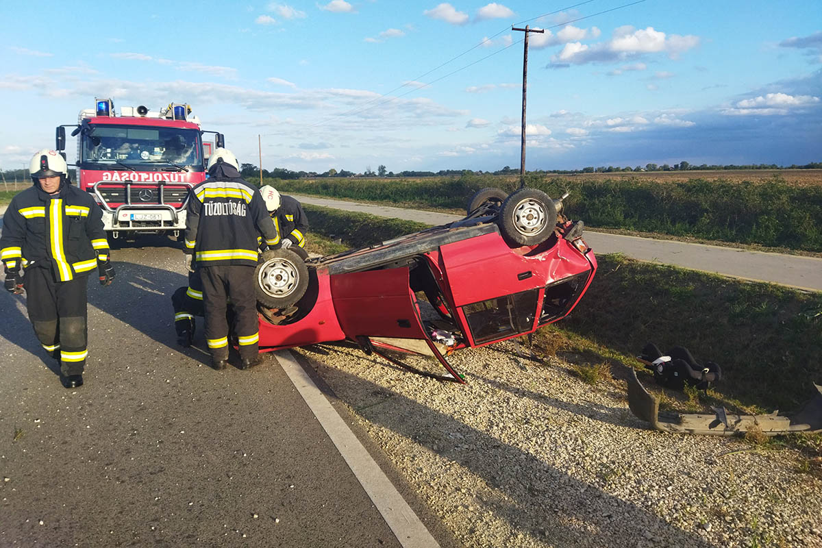 Felborult egy személyautó Nagymágocson, a 451-es úton