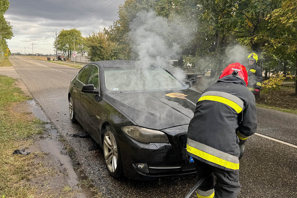 Kigyulladt BMW-hez riasztották a tűzoltókat