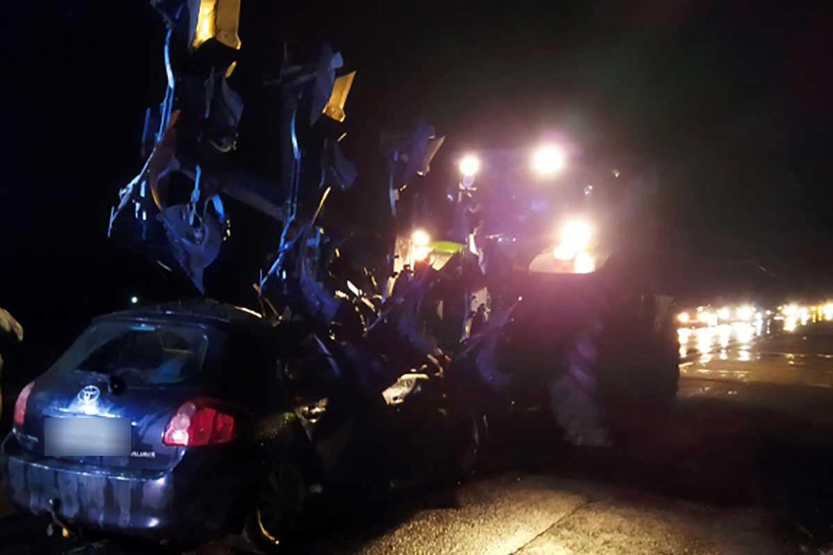 Traktor és személyautó karambolozott Csárdaszállás