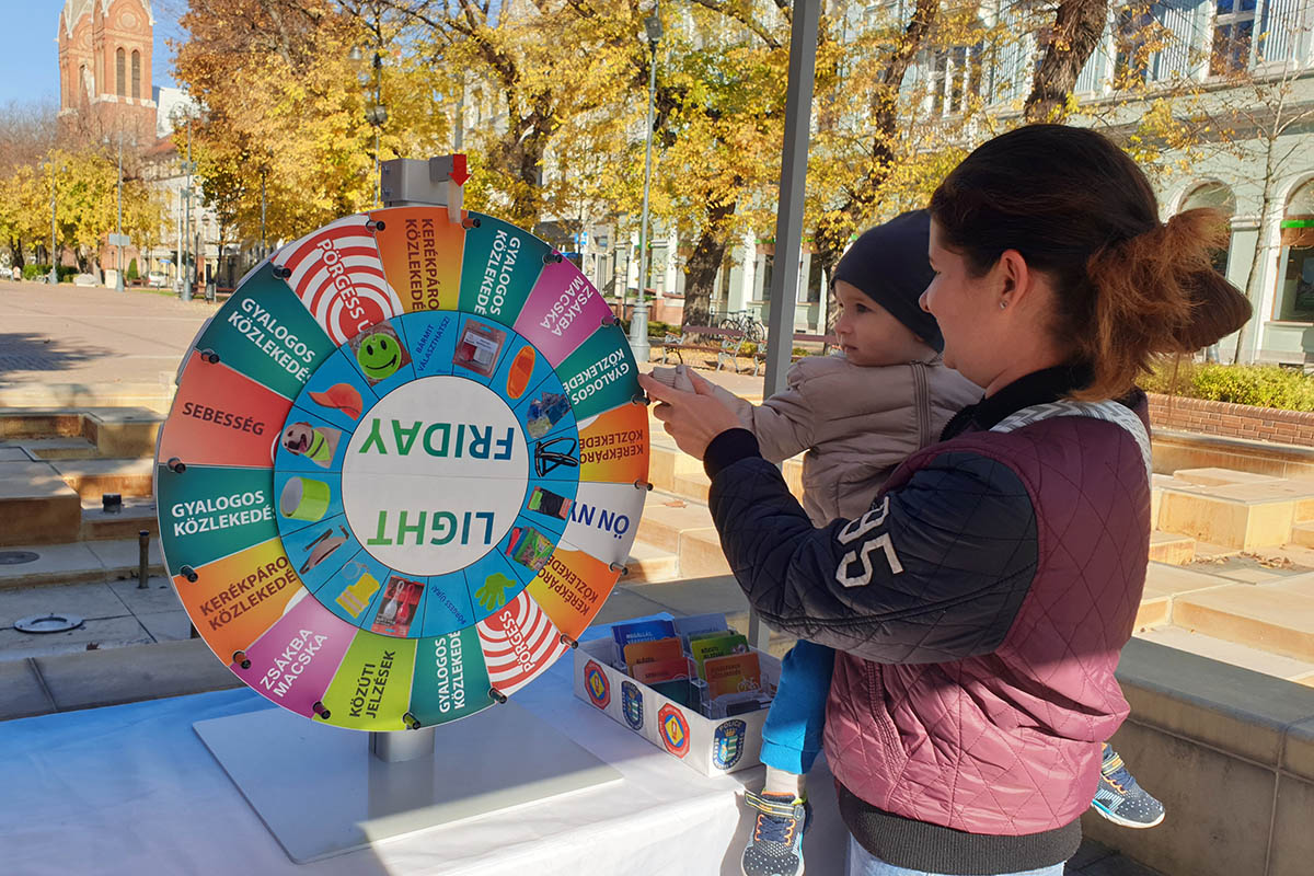 Közel ötszáz ajándék talált gazdára a békéscsabai Light Friday-en
