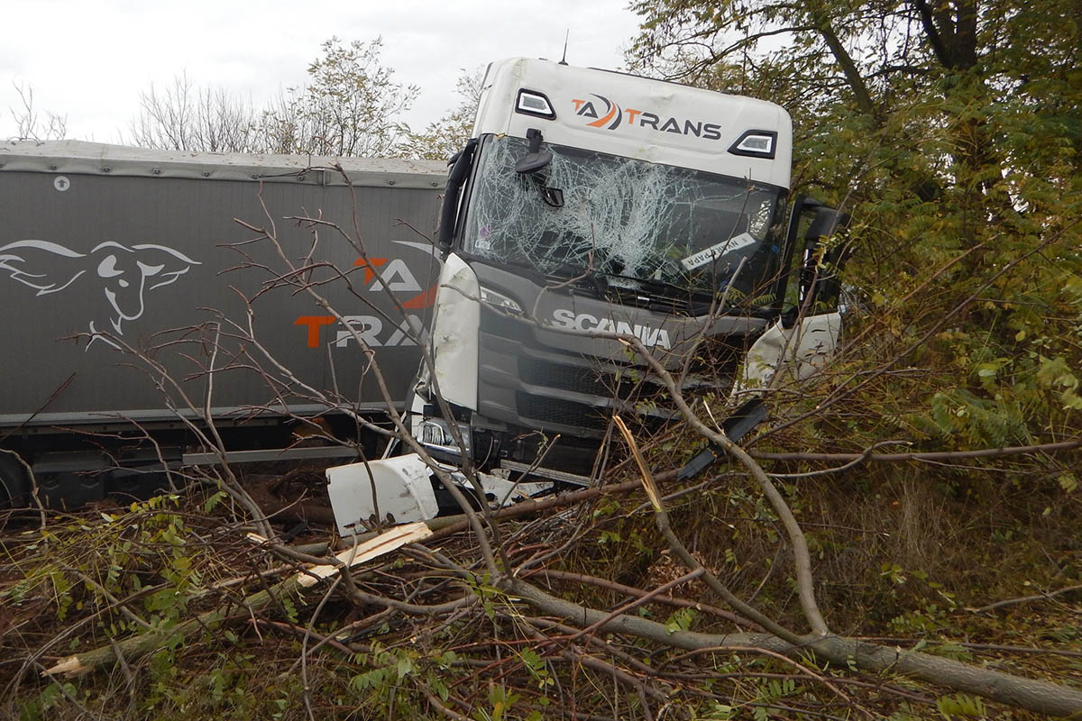 Kamion és személygépkocsi ütközött frontálisan