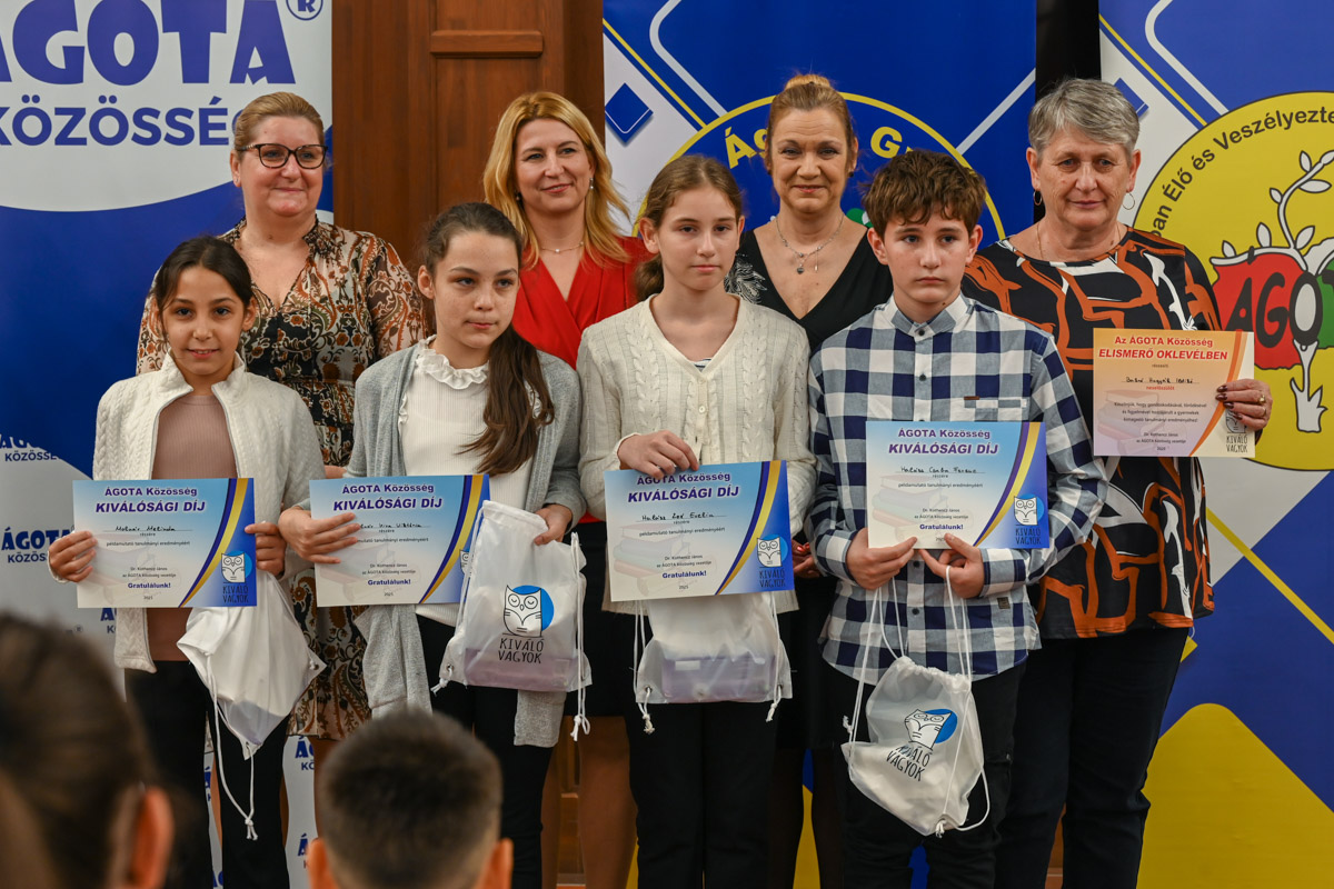 A jól tanuló fiatalokat díjazta ismét az ÁGOTA Közösség