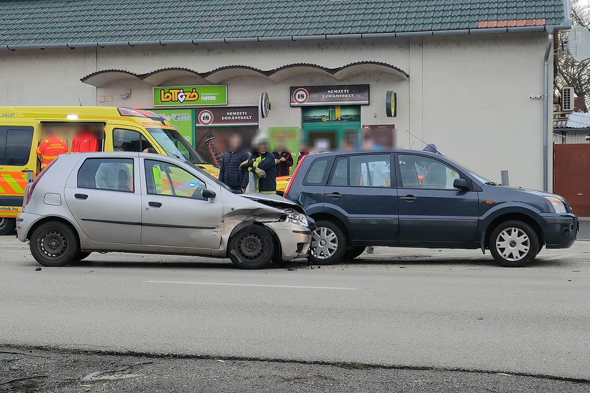 Összeütközött három gépkocsi Békéscsabán