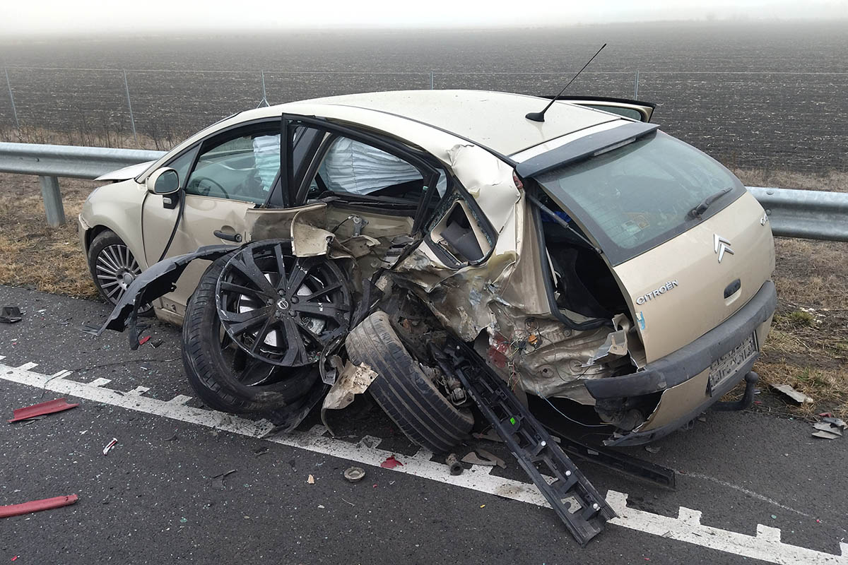 Képeken a brutális baleset: két autó ütközött az M44-es