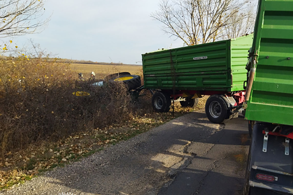 Traktor csúszott az árokba Bélmegyernél