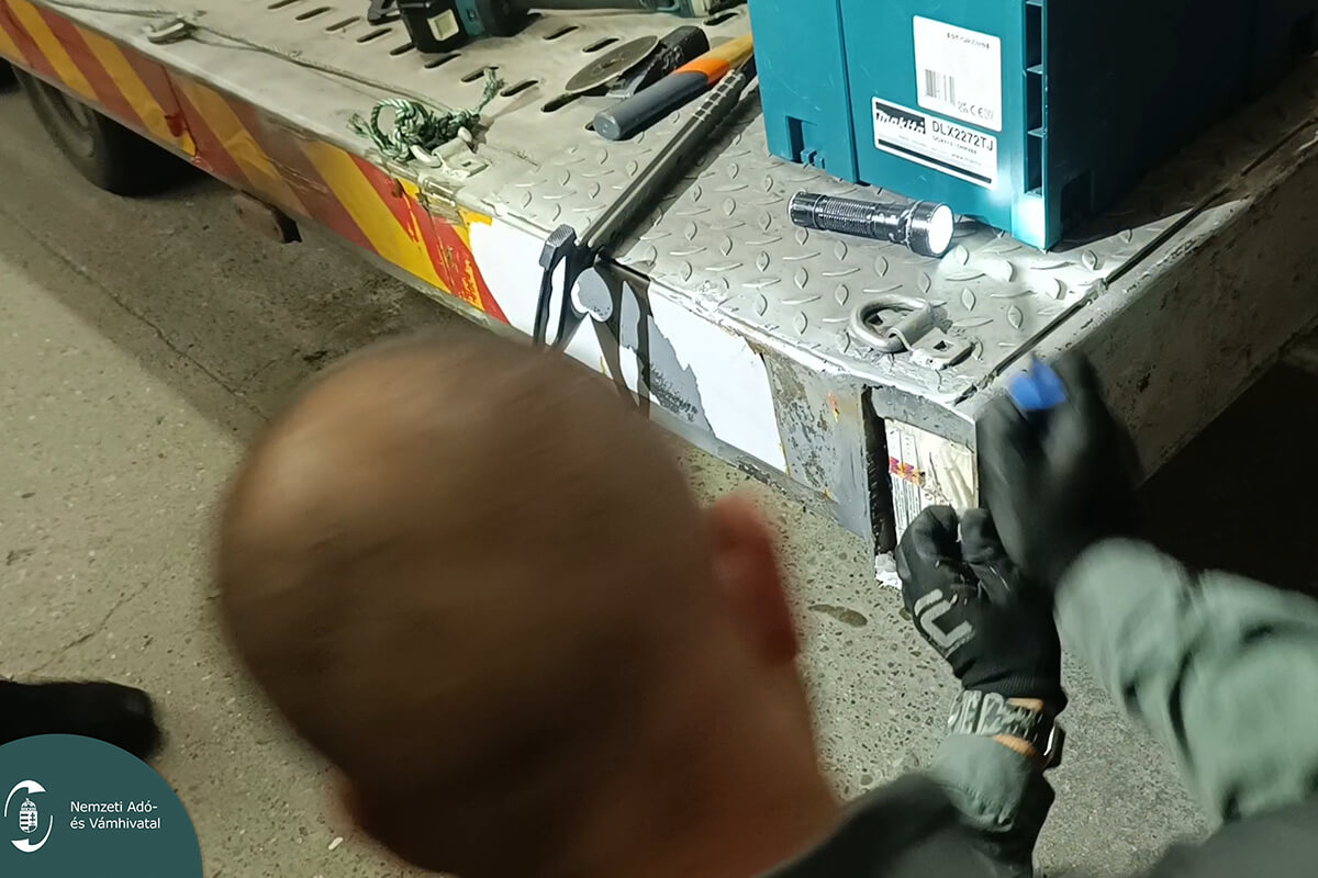 Trélerbe rejtett cigarettát talált a NAV az M5-ösön