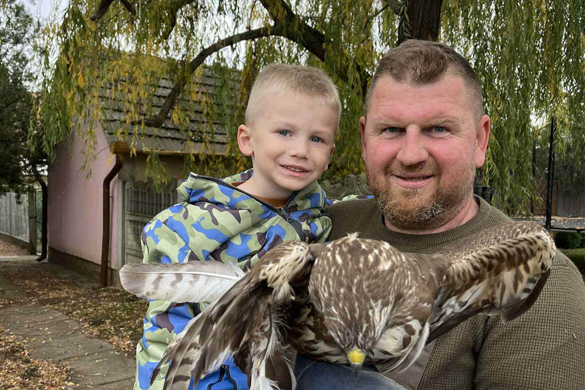 Egy törzszászlós és négyéves fia példát mutatott emberségből