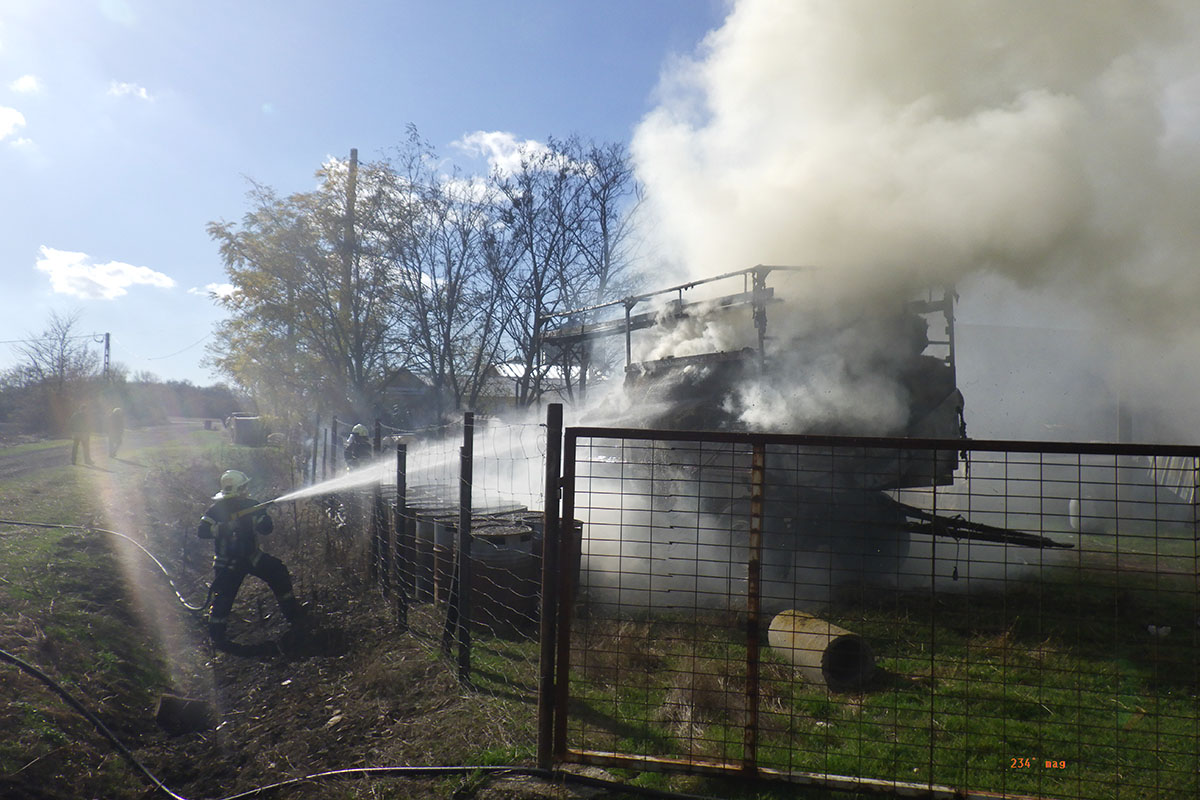Pótkocsin tárolt kockabálák és gumiabroncsok égtek Gyomaendrődön