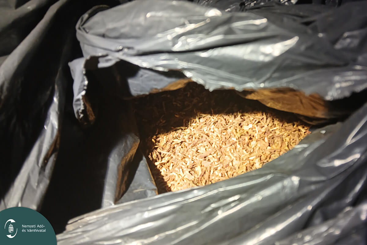 Illegális dohányt rejtett a fekete Audi – a NAV lecsapott