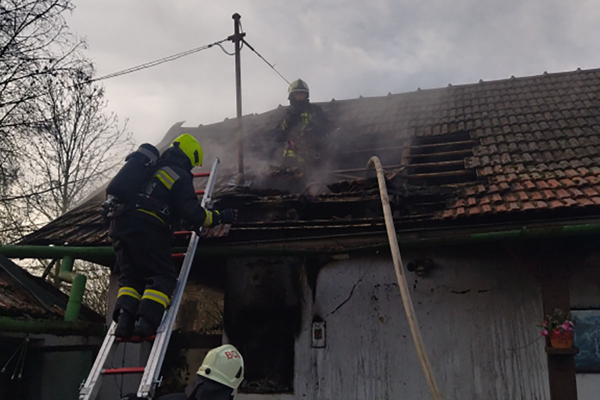 Kigyulladt egy villanyóra-szekrény, füsttel telt meg a padlástér