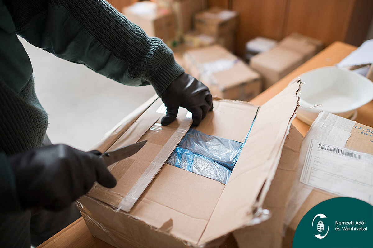 Kétszáz csomag bukott le: 18 millió forintnyi illegális dohányterméket foglalt le a NAV