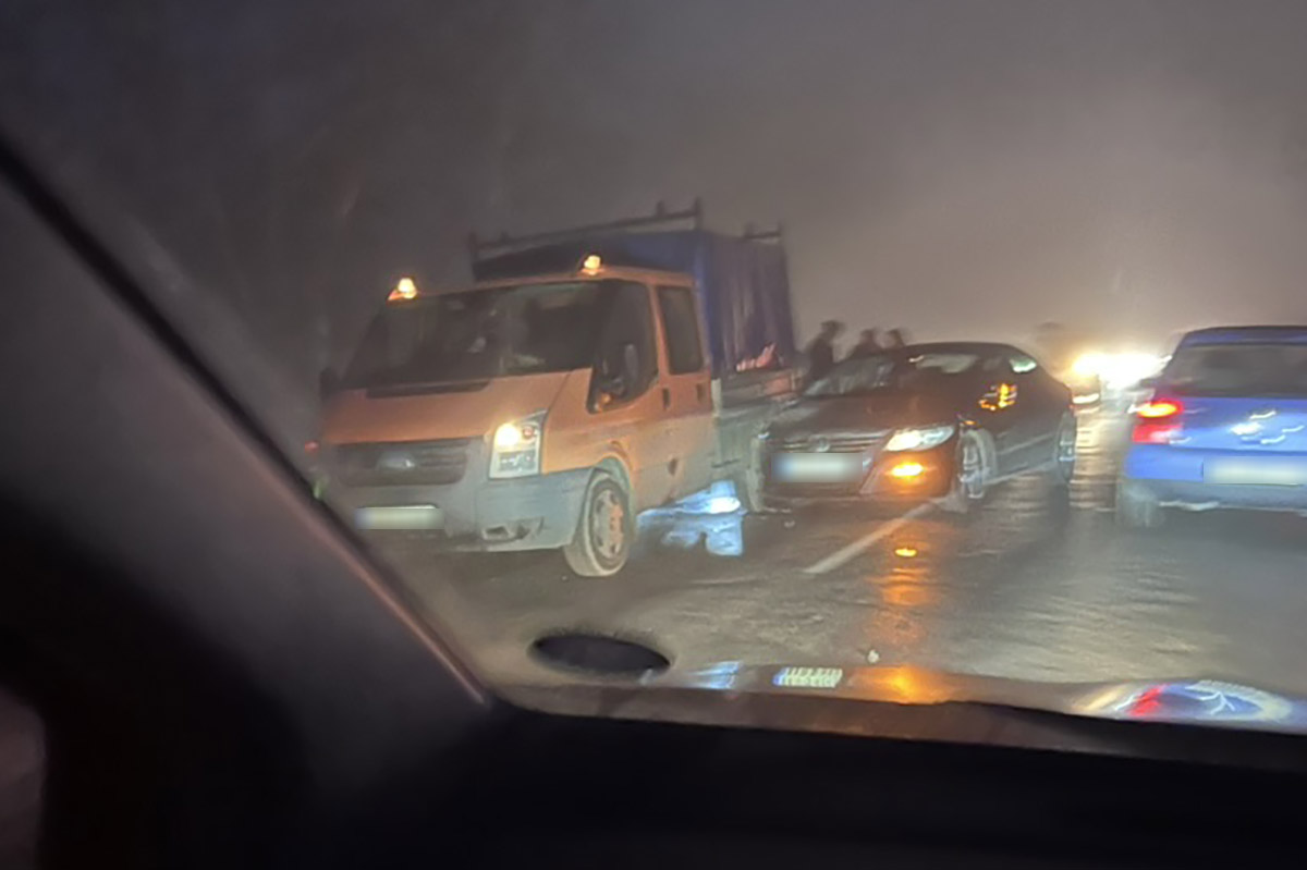 Egy kisteherautó és két személykocsi ütközött a 470-es főúton