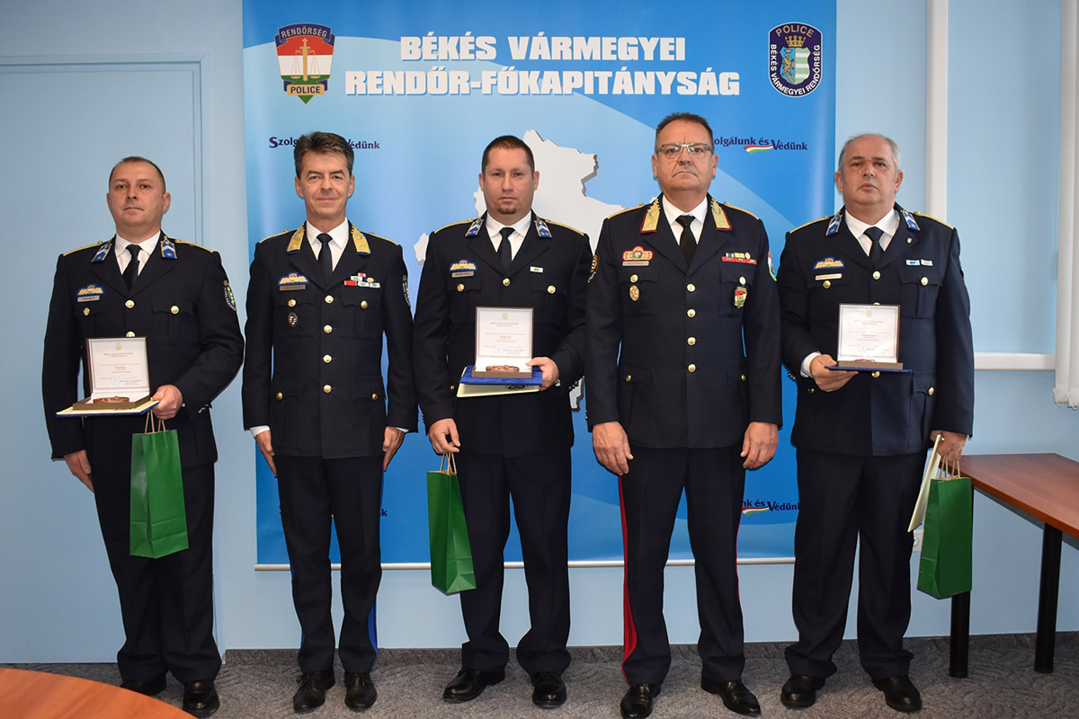 Hősi rendőrök: füsttel teli lakásból mentettek ki egy nőt, kitüntették őket