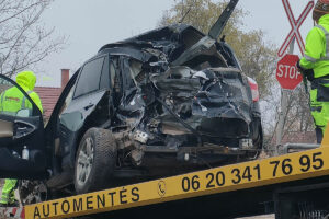 Súlyos baleset Békéscsabán - Vonat és autó karambolozott