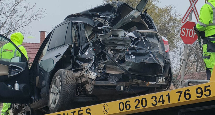 Súlyos baleset Békéscsabán - Vonat és autó karambolozott