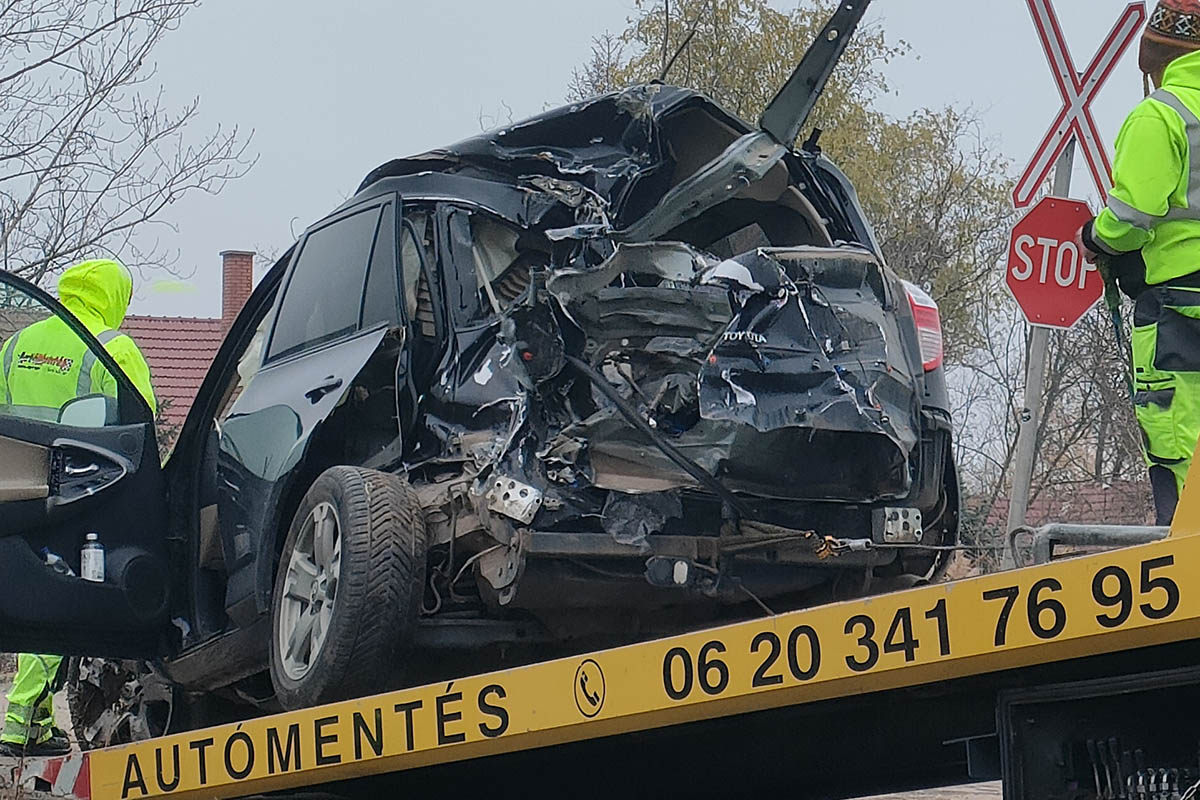 Súlyos baleset Békéscsabán – Vonat és autó karambolozott