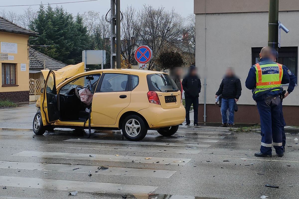 két autó ütközött Kondoroson, baleset 44-es Kondoros