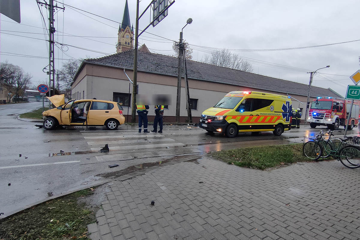 két autó ütközött Kondoroson, baleset 44-es Kondoros