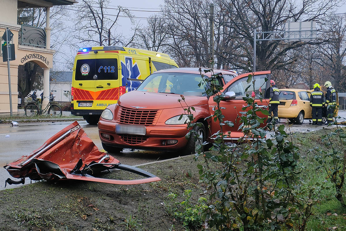 két autó ütközött Kondoroson, baleset 44-es Kondoros