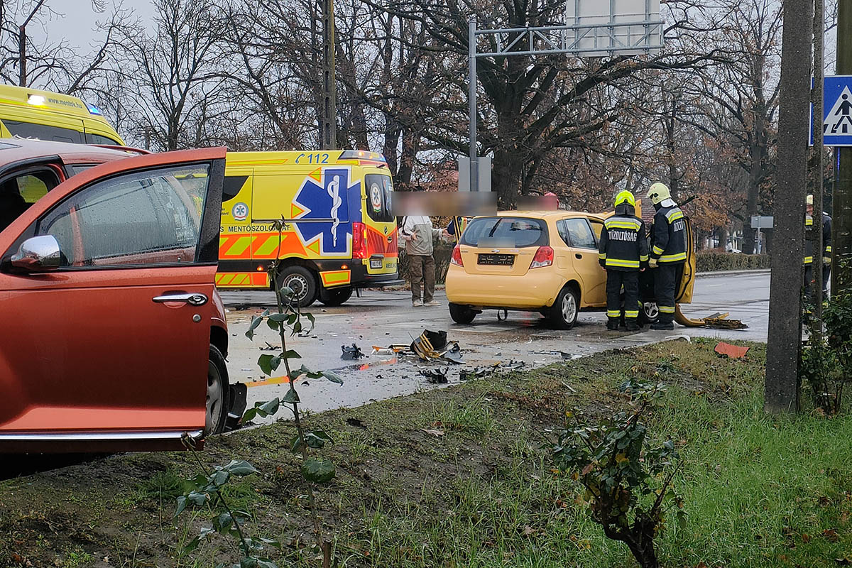 két autó ütközött Kondoroson, baleset 44-es Kondoros