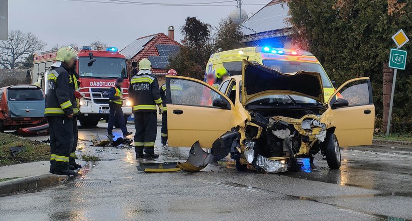 két autó ütközött Kondoroson, baleset 44-es Kondoros