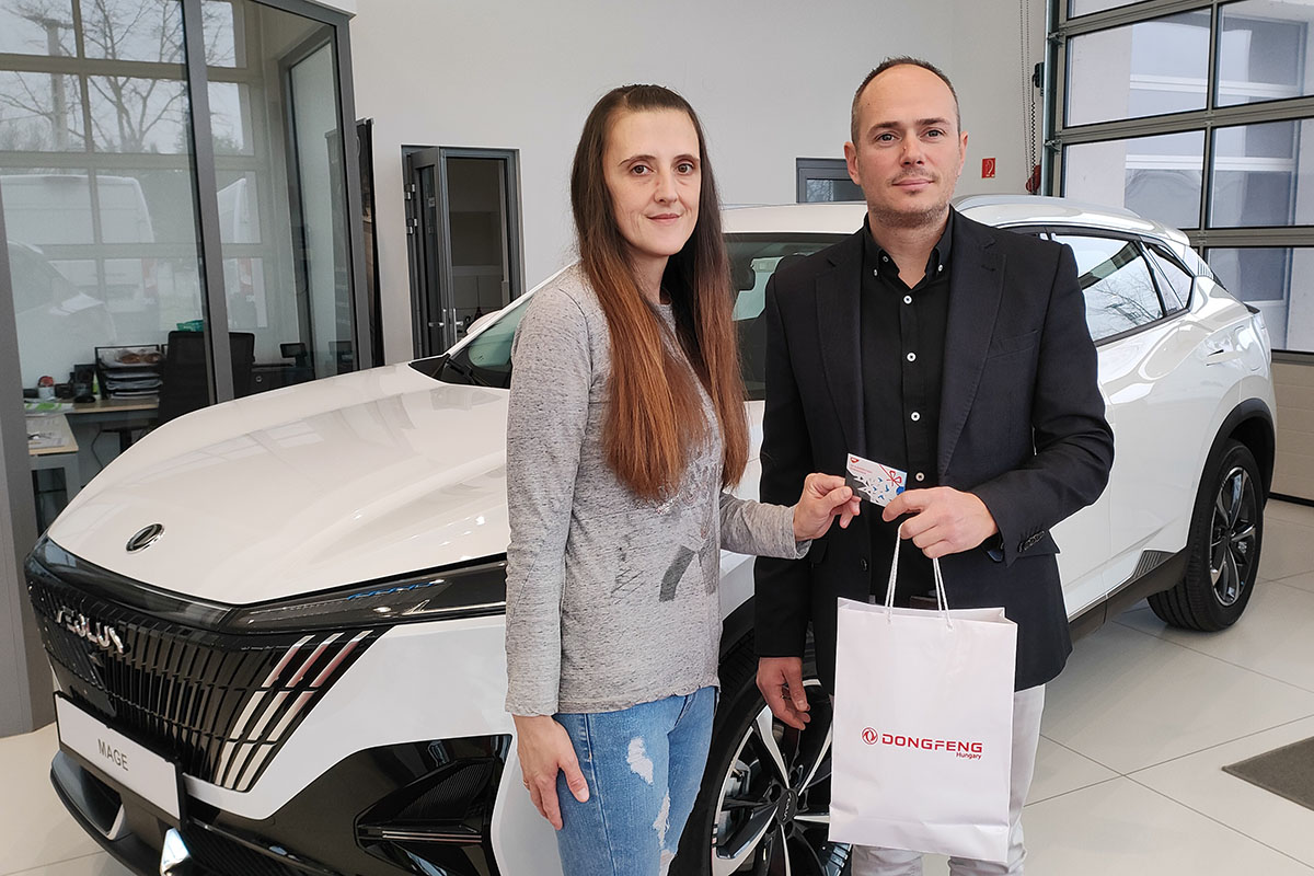 nyeremény átadás, Glass Autó