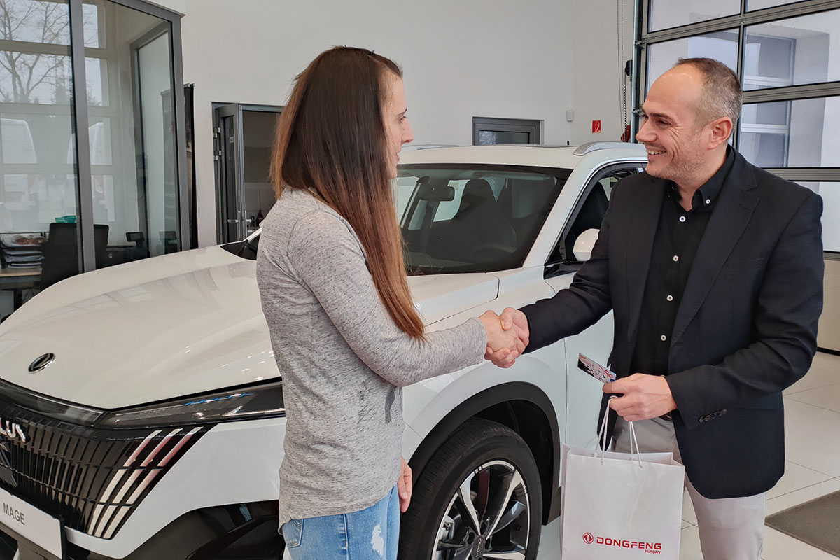 nyeremény átadás, Glass Autó