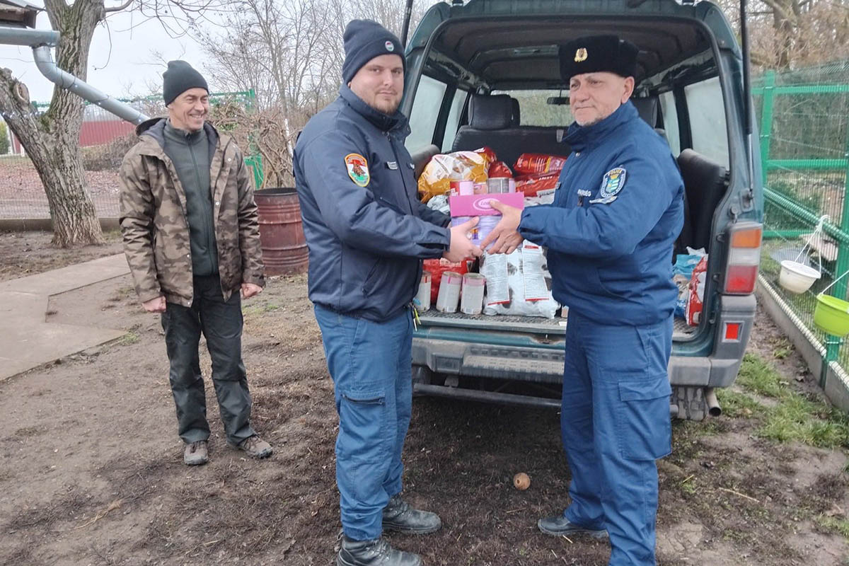 Segítő kezet nyújtottak a gazdátlan állatoknak a Békés vármegyei rendőrök