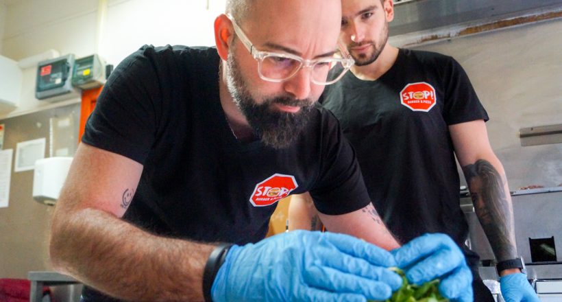 Megérkezett az idei karácsonyi szenzáció a gyulai Stop Burgerbe - ez bizony kacsa!