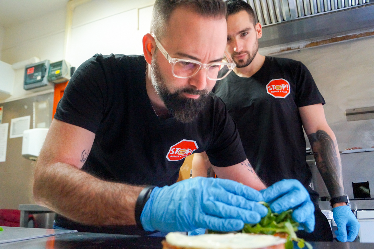 Megérkezett az idei karácsonyi szenzáció a gyulai Stop Burgerbe – ez bizony kacsa!