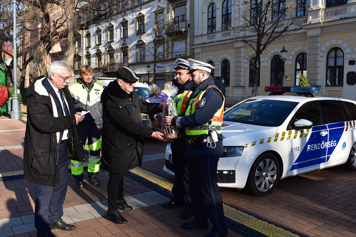 Közlekedésbiztonságért végzett munkájukért kaptak elismerést a rendőrök