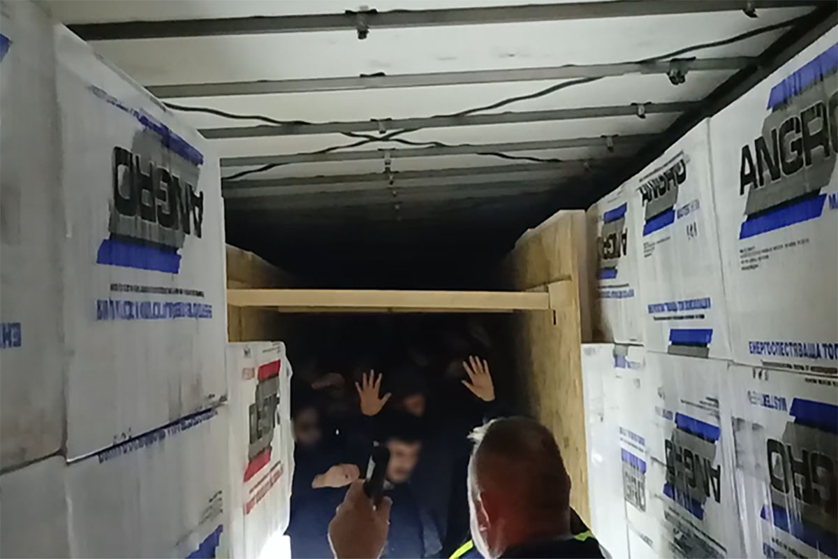 Pokoli utazás egy teherautó rakterében – lebukott az embercsempész-hálózat