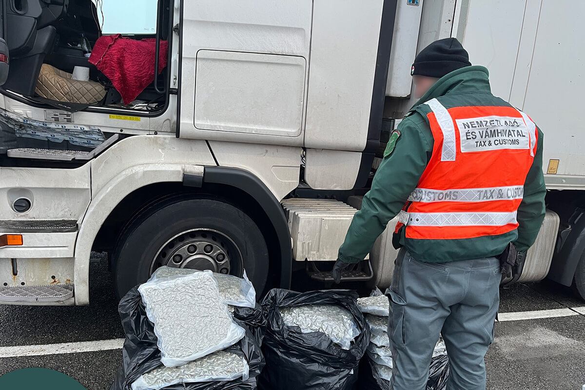 Több mint 44 kilogramm marihuánát találtak egy kamion sofőrfülkéjében