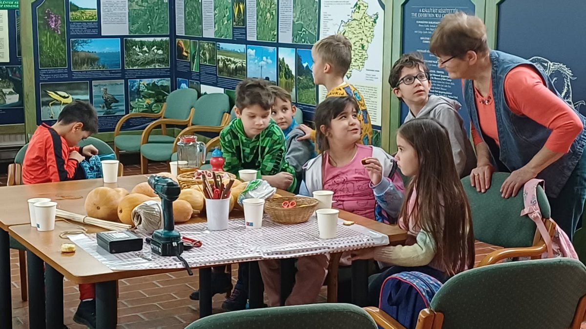 Különleges madáretetők és karácsonyi kopogtatók is készültek a Luca-napon