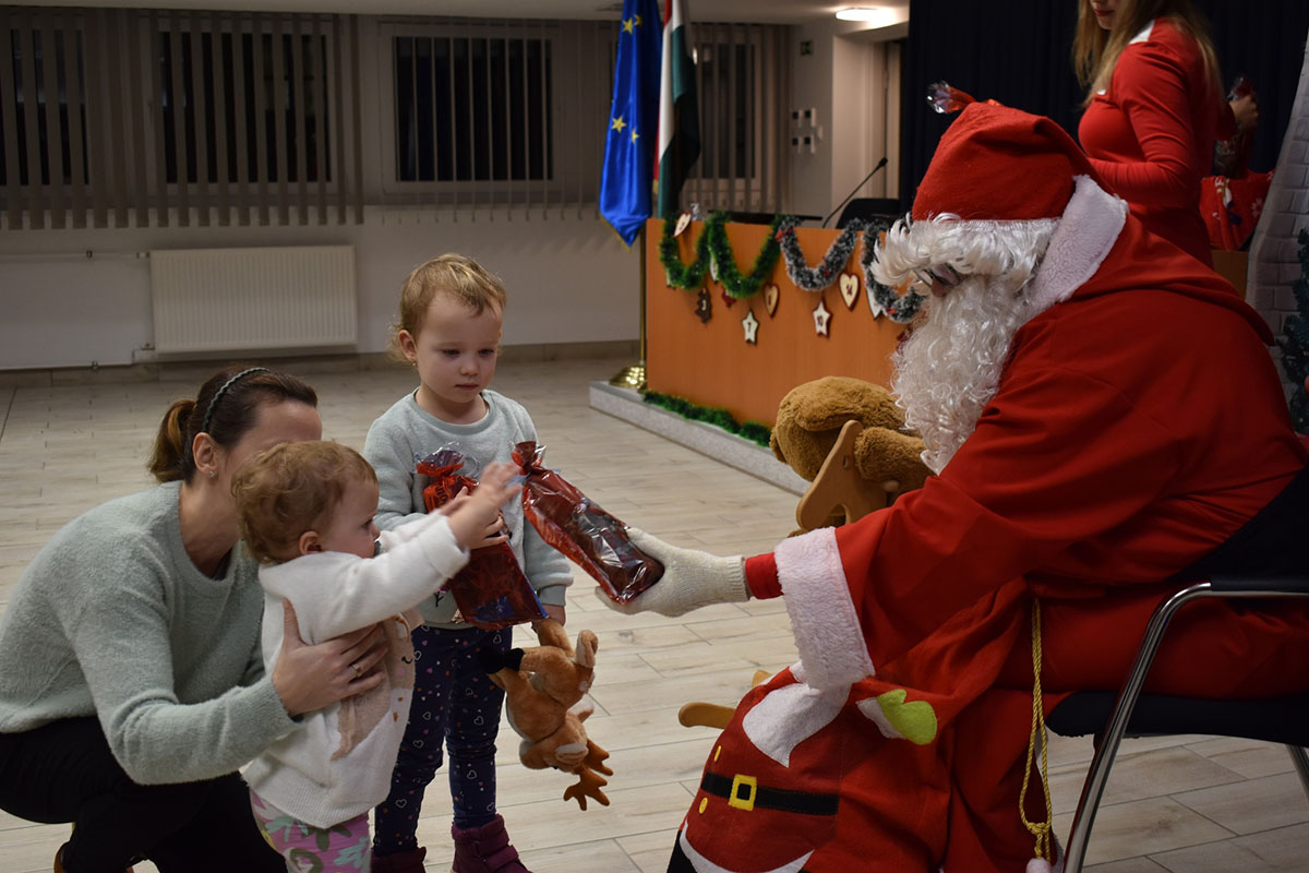 Ünnepi hangulat a rendőrségen: Mikulás érkezett a gyerekekhez