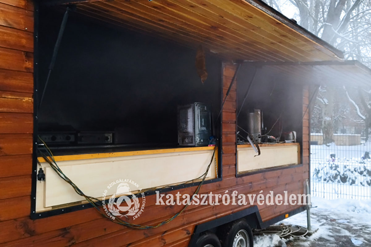 kigyulladt büfékocsi