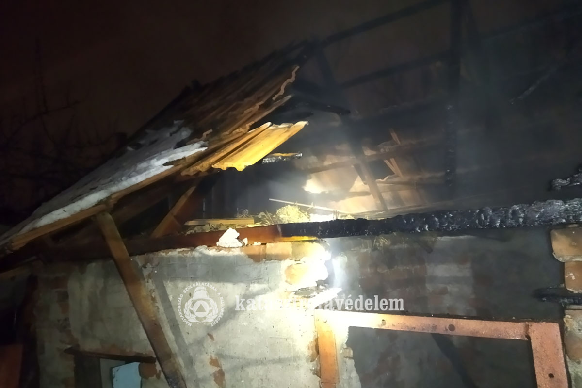 Egy kigyulladt melléképülethez vonultak a szeghalmi tűzoltók