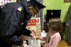 Egy 14 gyermekes zsadányi család kapta a rendőrség láthatósági karácsonyfáját