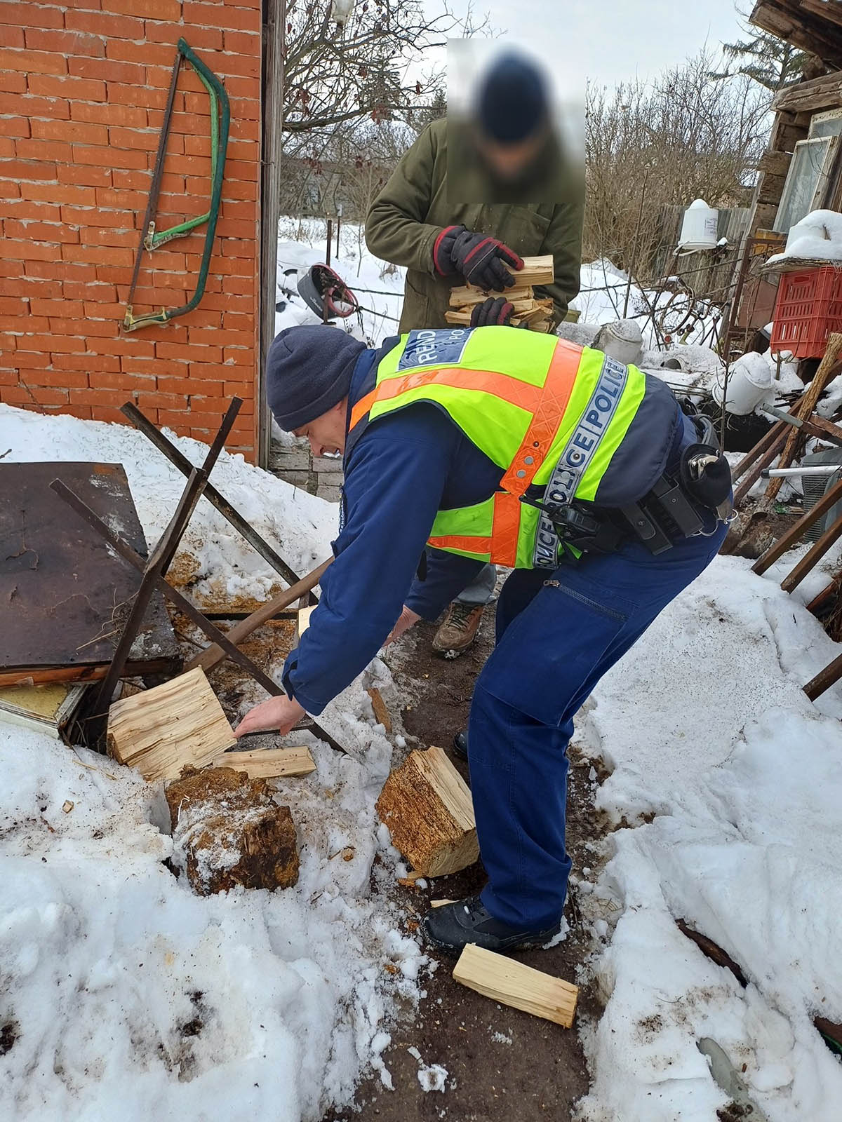 Rendőri segítséggel jutott tüzelőhöz