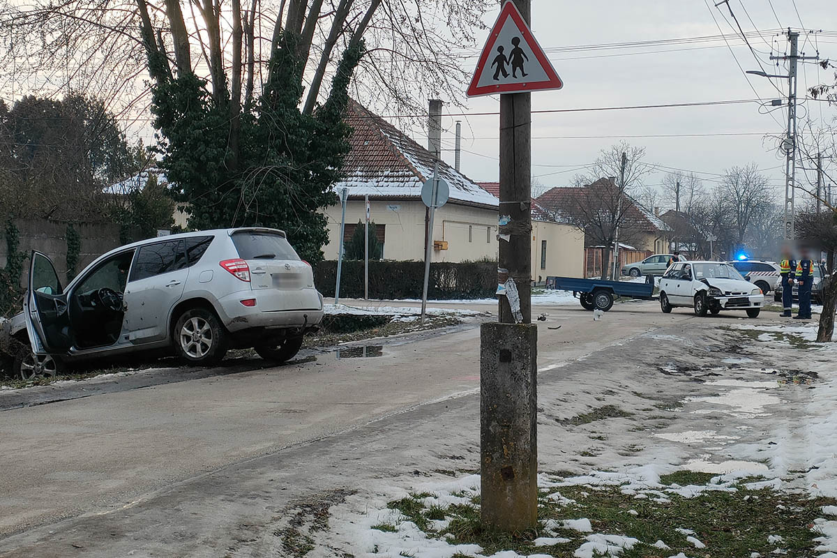 Két személyautó ütközött Békéscsabán, egy jármű az árokba borult