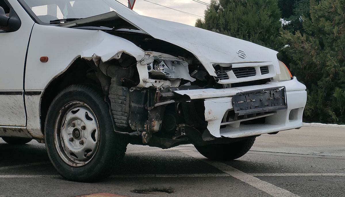 Két személyautó ütközött Békéscsabán, egy jármű az árokba borult