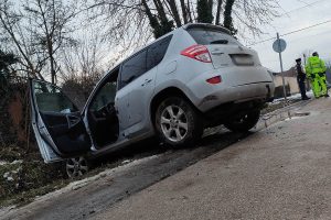 Két személyautó ütközött Békéscsabán, egy jármű az árokba borult