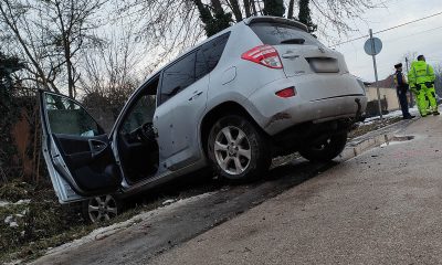 Két személyautó ütközött Békéscsabán, egy jármű az árokba borult