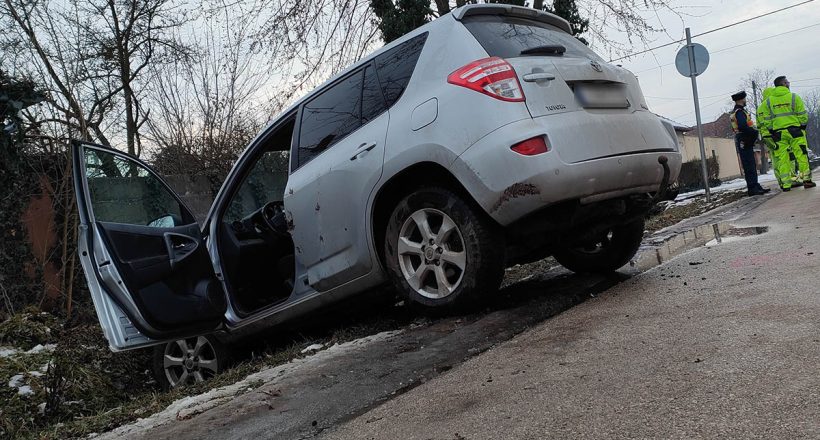 Két személyautó ütközött Békéscsabán, egy jármű az árokba borult