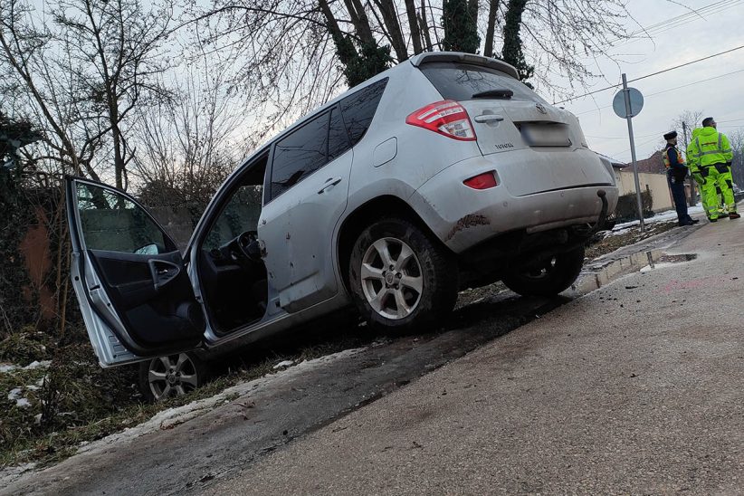 Két személyautó ütközött Békéscsabán, egy jármű az árokba borult