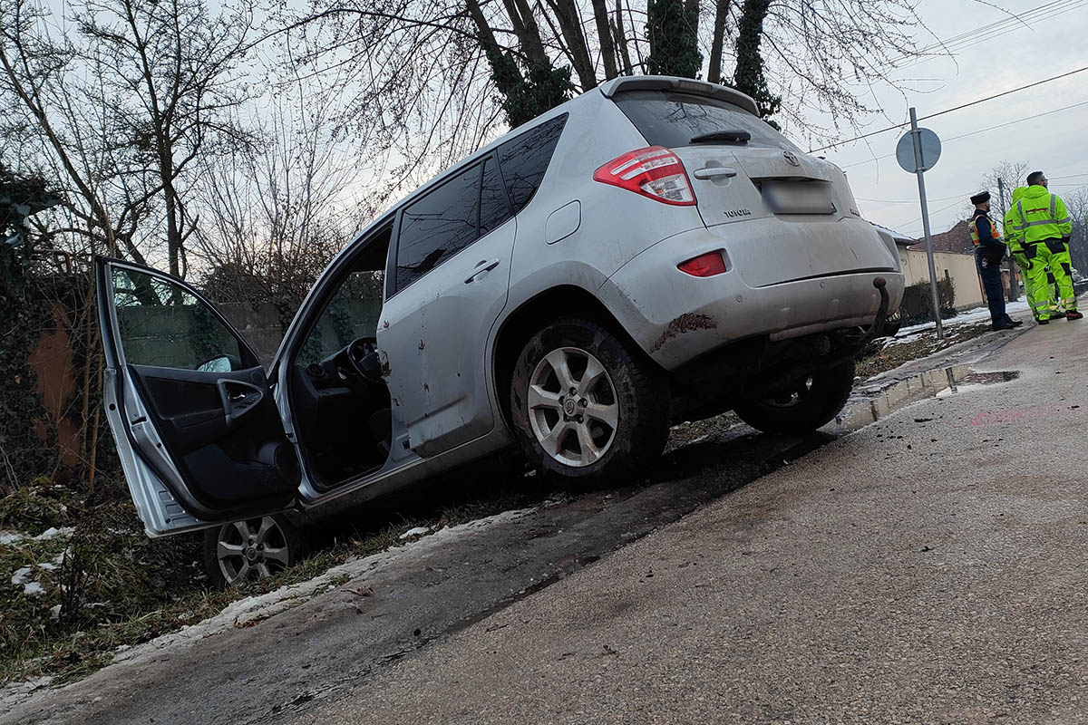 Két személyautó ütközött Békéscsabán, egy jármű az árokba borult